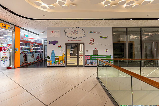 Eingangsbereich Kita Gießen City mit Wandgemälde in der Galerie