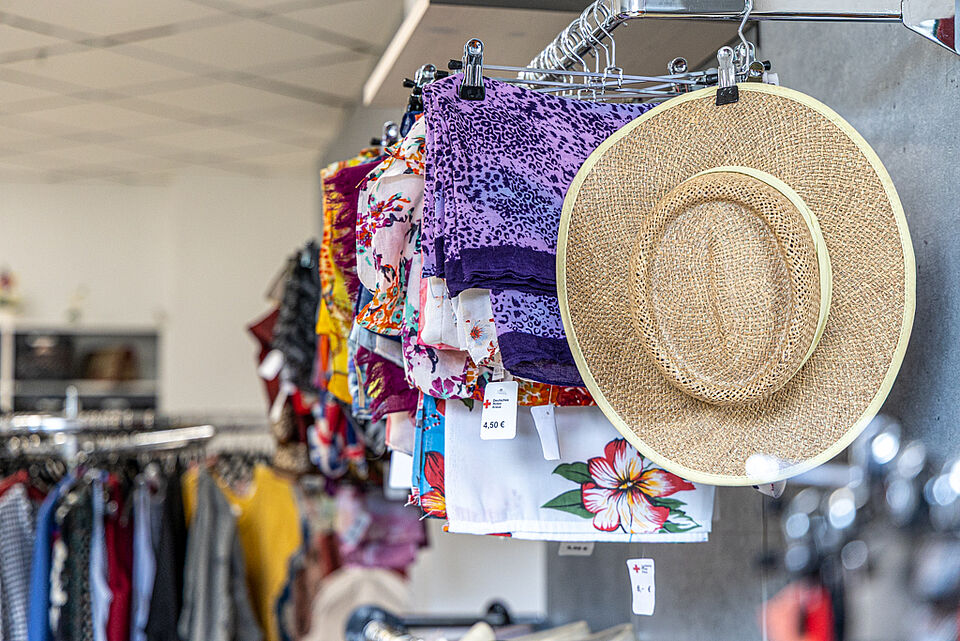 Strohhut und Schals im DRK Kleiderladen Marburg