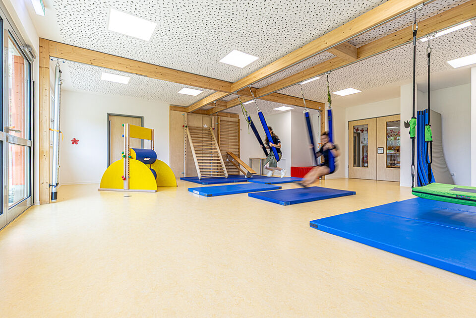 Bewegungsraum mit Schaukeln, Matten und Turnelementen in der DRK-Kita Henrys kleine Helden