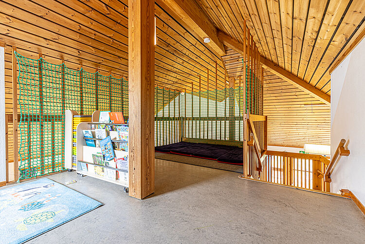 Lesebereich mit Kinderbüchern und Hängematte in der DRK-Kita Kunterbunt