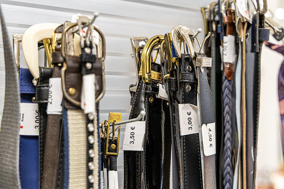 Gürtel mit Preisschildern im DRK Kleiderladen Marburg