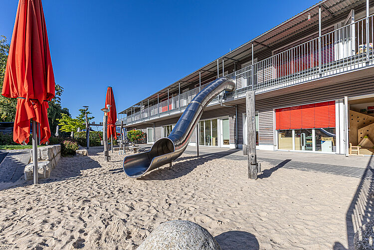 Edelstahlrutsche und Sandfläche im Außenbereich der DRK-Kita „Henrys kleine Forscher“