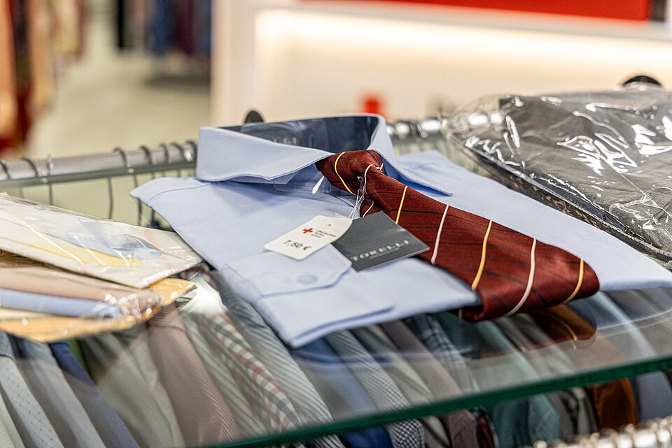 Hemd mit Krawatte im DRK Kleiderladen Marburg