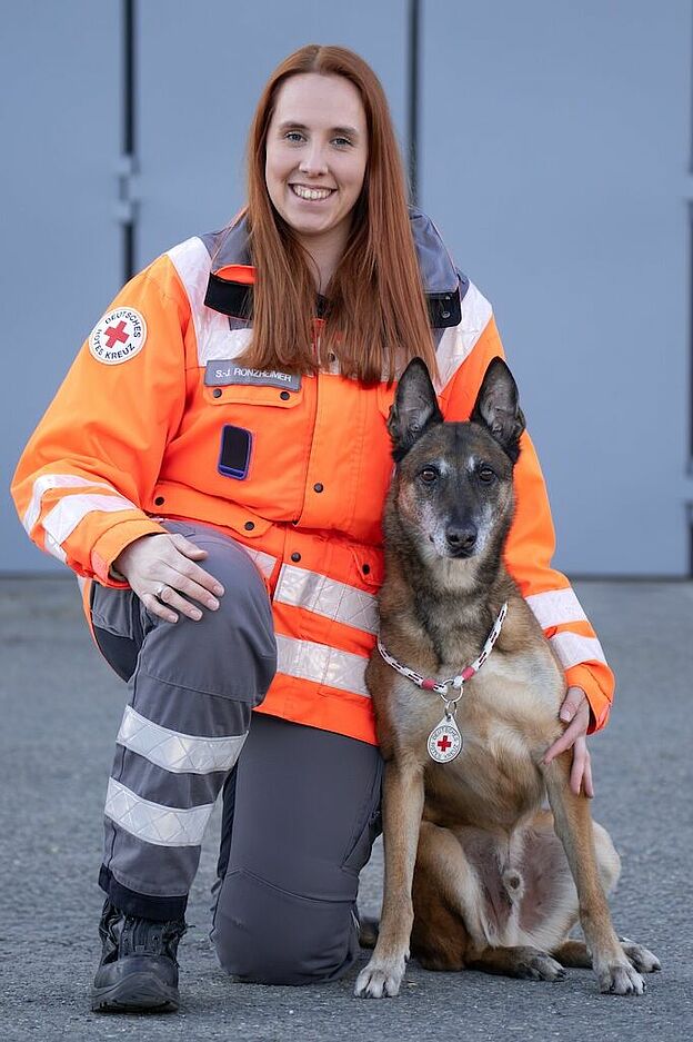 DRK-Rettungshundestaffel-Sarah_Ronzheimer_mit_Que