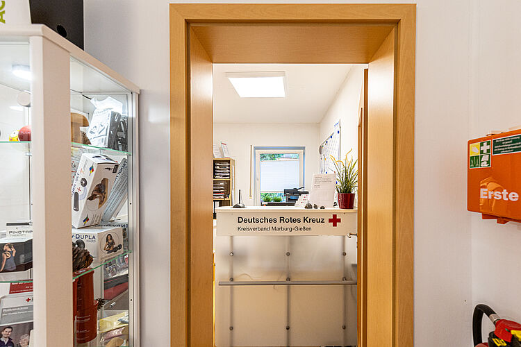 Wartezimmer mit roten Stühlen und Infomaterial