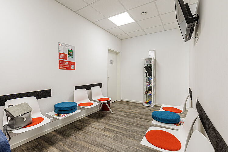 Wartezimmer mit Sitzgelegenheiten und Infomaterial im DRK-Therapiezentrum Stadtallendorf