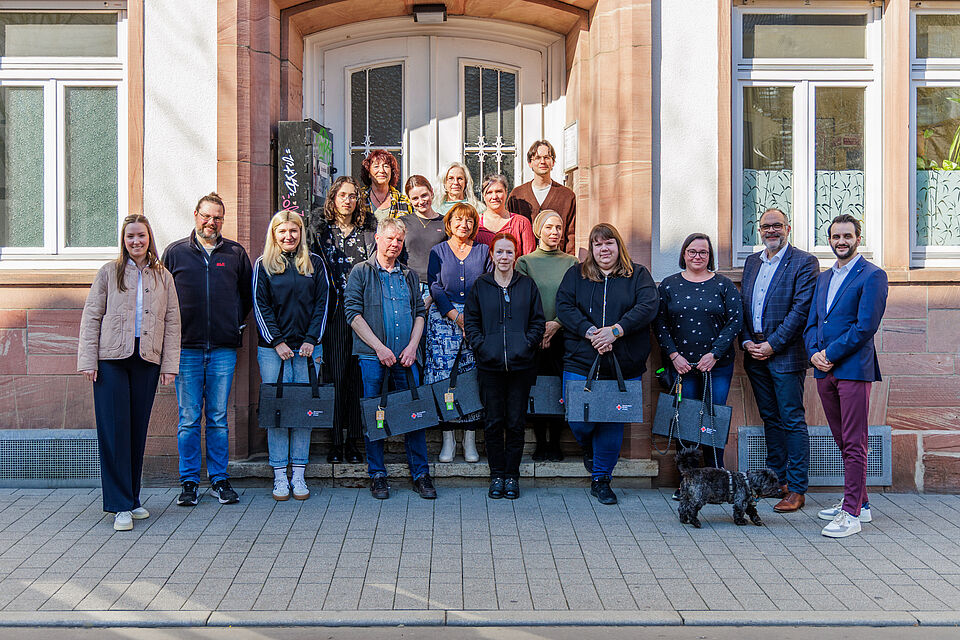 Gruppenfoto der Mitarbeiter im DRK Suchthilfezentrum Gießen