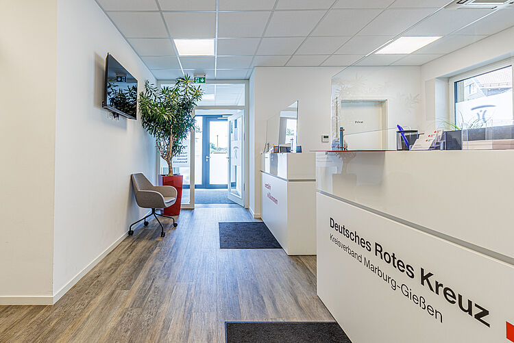 Eingangs- und Empfangsbereich mit Rezeption des DRK-Therapiezentrums Stadtallendorf
