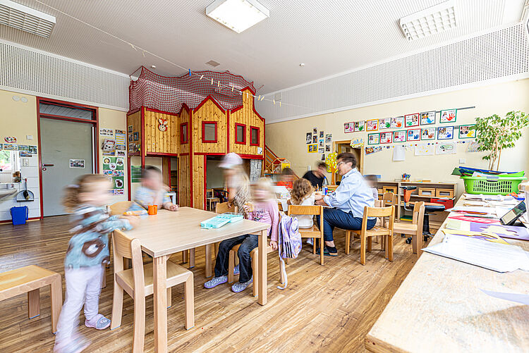Kinder spielen und basteln im Gruppenraum der DRK-Kita „Rabennest“ in Rabenau-Londorf