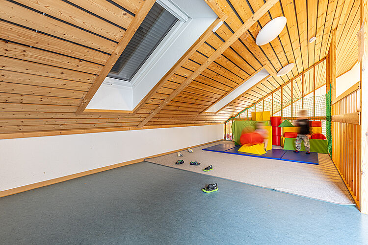 Kinder spielen im Dachgeschoss der DRK-Kita Kunterbunt Rabenau-Rüddingshausen