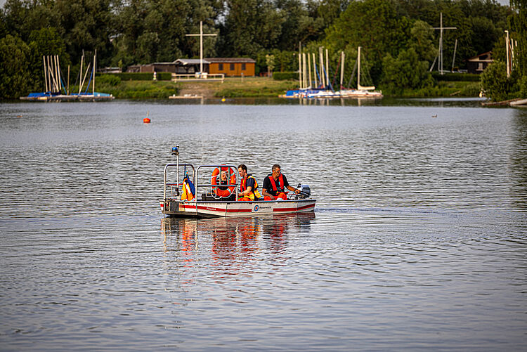 Ehrenamtliche der DRK Wasserwacht auf einem Aluminiumboot bei der Übung