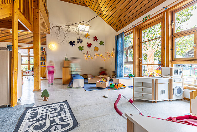 Kinder spielen im Gruppenraum der DRK-Kita Kunterbunt Rabenau-Rüddingshausen