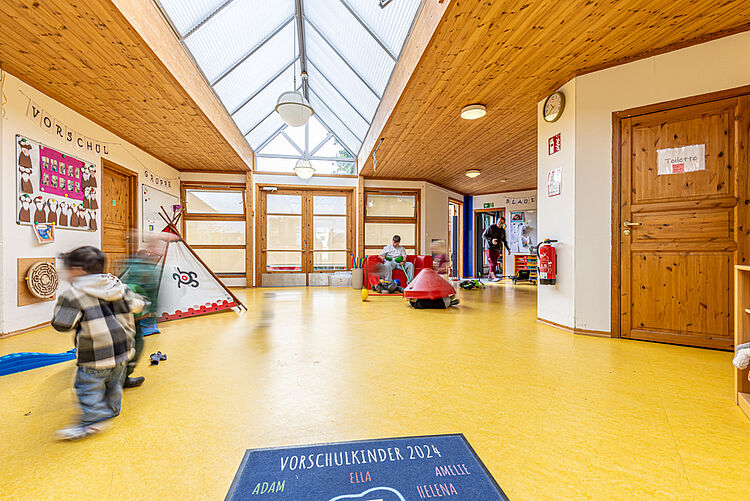 Vorschulkinder bewegen sich im hellen Bewegungsraum der DRK-Kita Kunterbunt