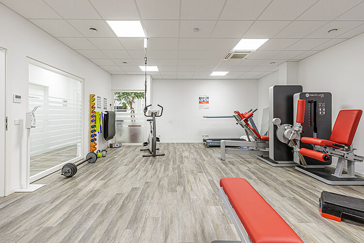 Gerätegestützter Trainingsraum im DRK-Therapiezentrum Stadtallendorf