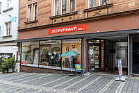 Außenansicht des DRK Kleiderladens Marburg mit Schaufenster