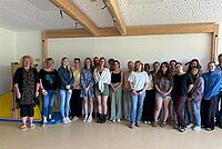 Gruppe angehender Erzieherinnen und Erzieher der Aliceschule Gießen zu Besuch in der DRK-Kita Henrys kleine Helden