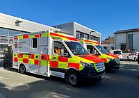 Zwei Rettungswagen des DRK Mittelhessen vor der Wache
